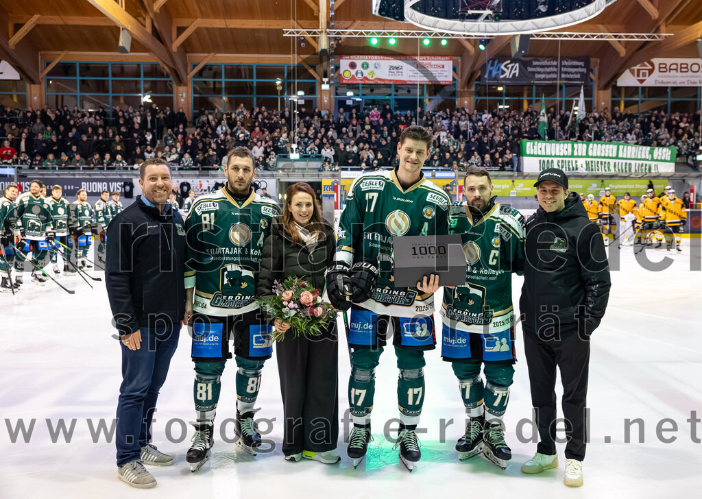 2026-02-27_032_TSV_Erding_gegen_EV_Fuessen | Erding, Deutschland, 27.02.2026:Eishockey, Oberliga Süd 2025 / 2026, 51. Spieltag, TSV Erding gegen EV Füssen, Endergebnis: 2:4Maximilian Forster (Erding Gladiators, #81), Elia Ostwald (Erding Gladiators, #17), Philipp Michl (Erding Gladiators, #77), Co-Trainer Thomas Brandl (Erding Gladiators)Foto: Christian Riedel / fotografie-riedel.net