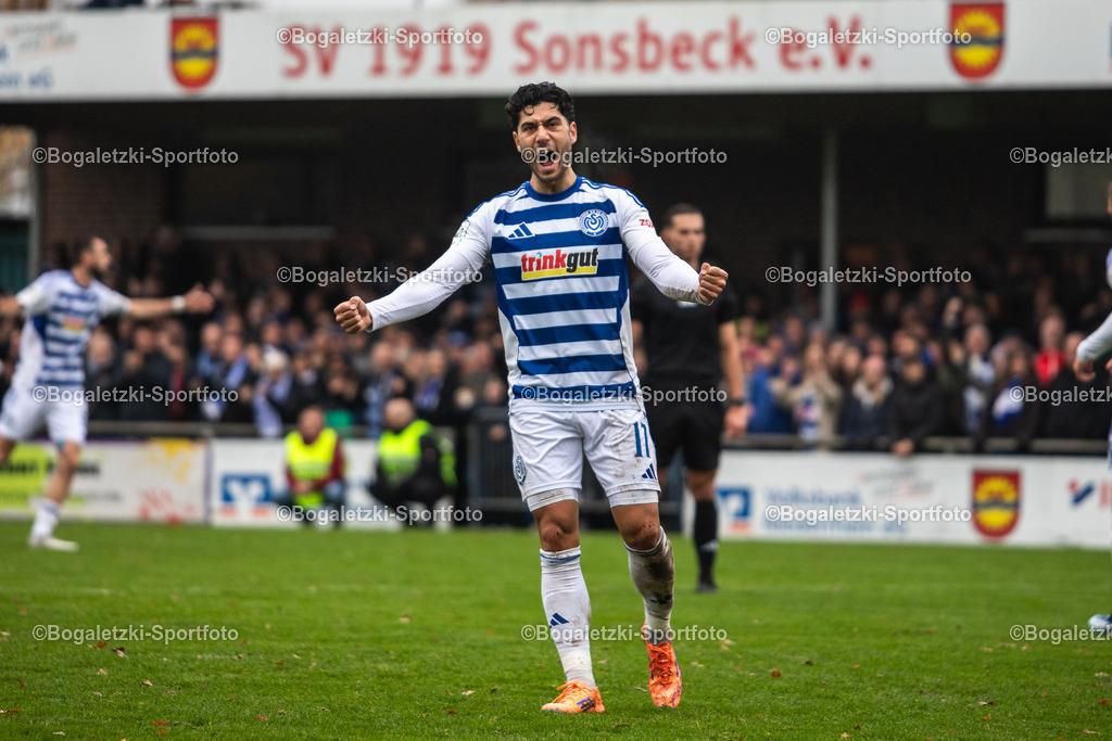 Fussball, Niederrheinpokal, SV Sonsbeck - MSV Duisburg, 16.11.2025, Willy-Lemkens-Sportpark | 16.11.2025, Fussball, Niederrheinpokal, SV Sonsbeck - MSV Duisburg: Mert Göckan (MSV Duisburg #17) bejubelt den Führungstreffer - Realisiert mit Pictrs.com