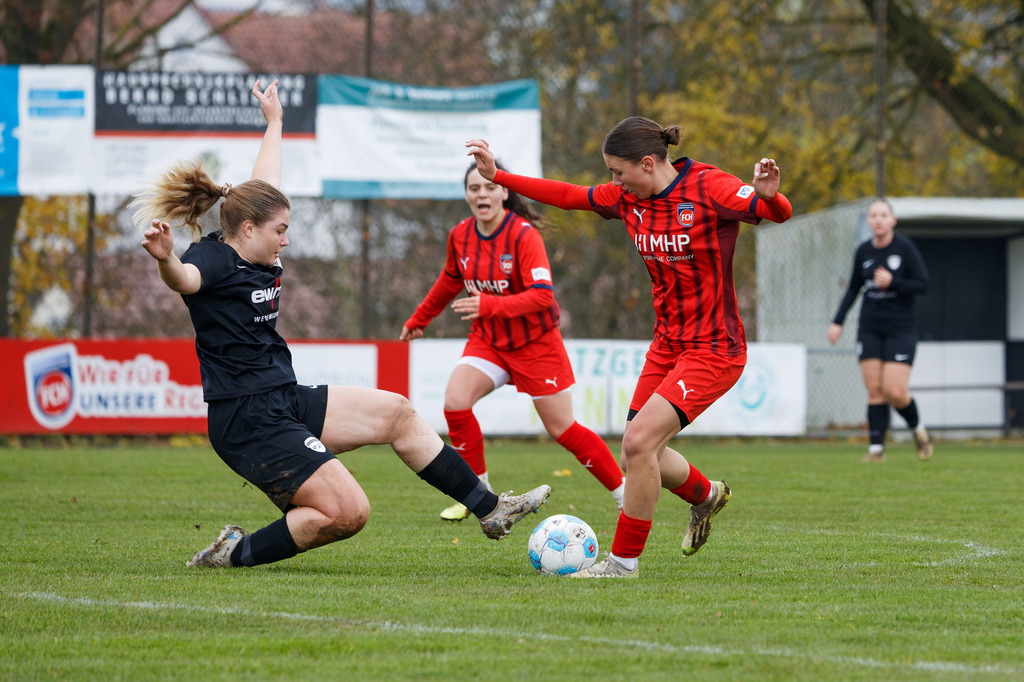 HOHFCH_251109_6745 | 1.FC Heidenheim 1846 II vs. GAST, Fußball, Frauen, Bezirksliga, 2025/2026, X. Spieltag, 03.10.2025 in Heidenheim, Kunstrasen b. Voith-Arena West(Foto: Michael Bulling) - Realisiert mit Pictrs.com