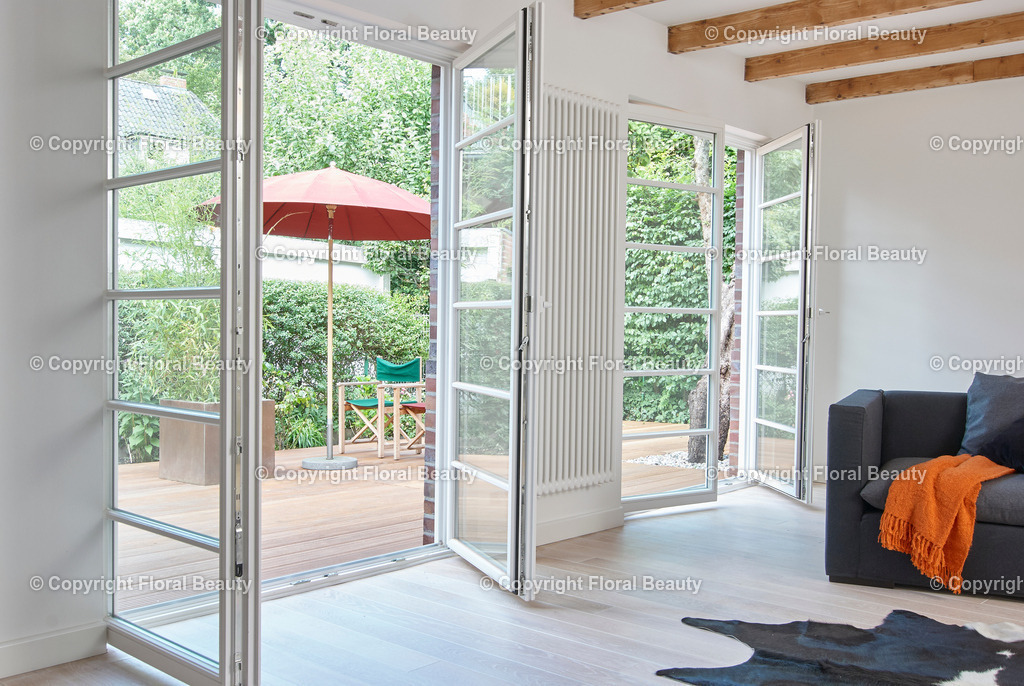 Umbau eines Rotklinkerhauses | Blick auf die Terrasse durch offene Sprossentüren - Realisiert mit Pictrs.com