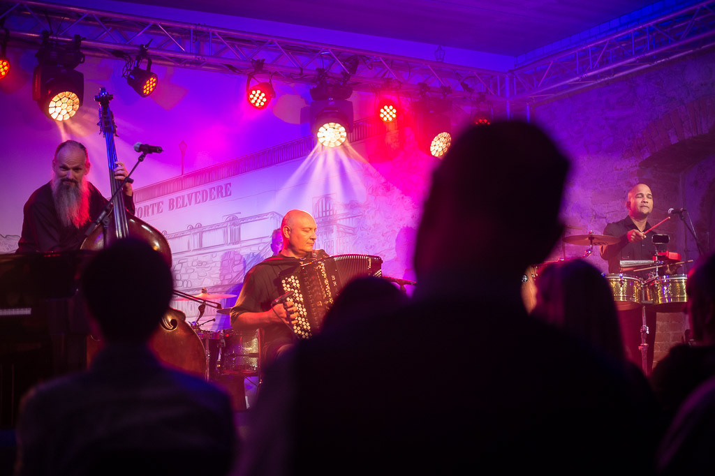 Tango meets Cuba | Tango meets Cuba mit den Klazz Brothers & Cuba Percussion im Forte Belvedere Leisnig zum Festival Hallo Leisnig 2022. - Realisiert mit Pictrs.com