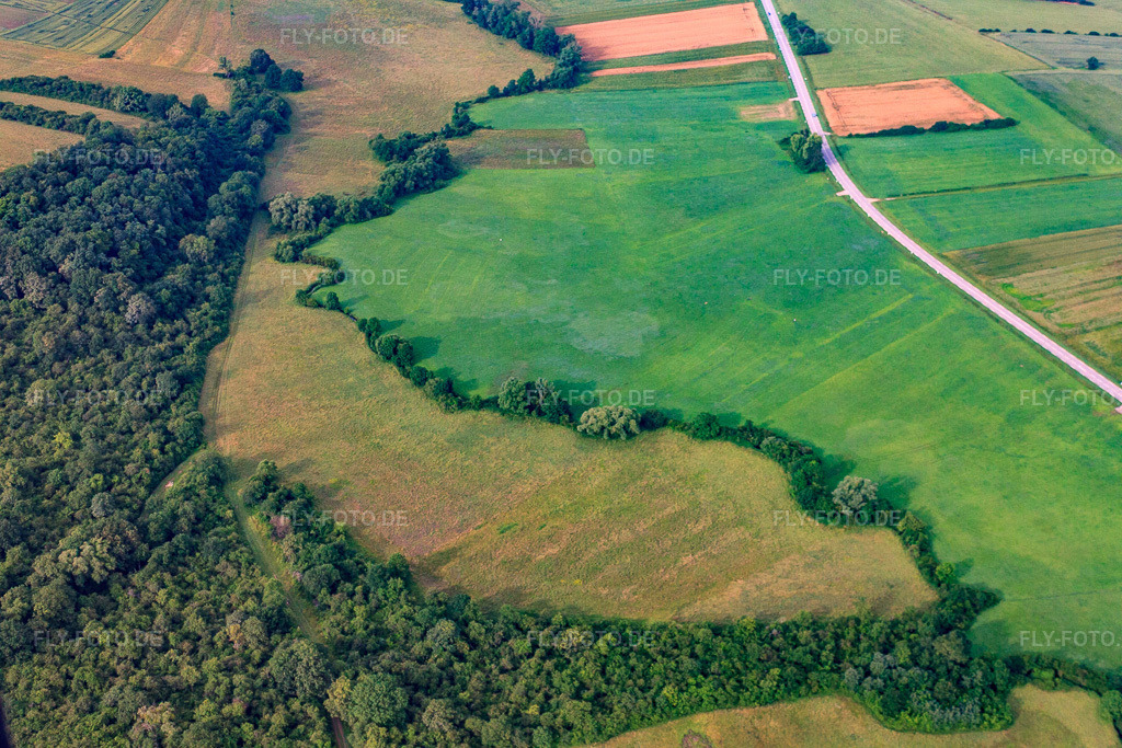 Luftbild: Mäanderndes Flüssschen Ruisseau de Bayen zwischen Wiesen in Haute-Kontz im Bundesland Moselle in Frankreich. – Foto: IMG_50659.jpg vom 24.06.2012 durch Werner Riehm/FLY-FOTO.de – Auflösung des Originals: 4752 x 3168 px