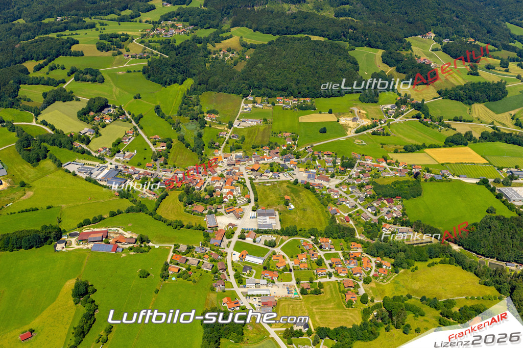 Aktuelles Luftbild von  Zenting - Die Luftaufnahme wurde 2022 mittels UL-Flugzeug erstellt ( keine Drohne ) - hochauflösende Kamera-Systeme von  Canon -Beste Qualität - Für grossformatige Ausdrucke geeignet. Die Geschenkidee !