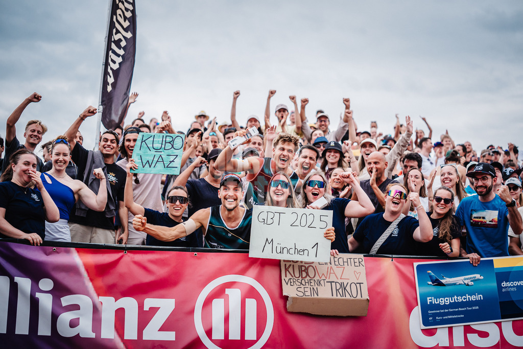 Beachvolleyball | Männer | Allianz German Beach Tour 2025 | Tourstop München | 06.07.2025 | v.l. David Poniewaz und Luis Kubo jubeln nach dem Turniersieg mit den Fans