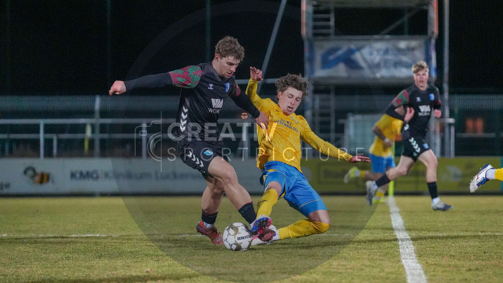 Fußball, Herren, Saison 2025/2026, Regionalliga Nordost, 20. Spieltag, FSV 63 Luckenwalde vs. 1.FC Magdeburg II, Mittwoch 04.03.2026, Werner-Seelenbinder-Stadion Luckenwalde, | Fußball, Herren, Saison 2025/2026, Regionalliga Nordost, 20. Spieltag, FSV 63 Luckenwalde vs. 1.FC Magdeburg II, Mittwoch 04.03.2026, Werner-Seelenbinder-Stadion Luckenwalde, Im Bild: Joonas Joachim Peter Frenzel (l. Magdeburg) und Tim Schleinitz (r. Luckenwalde) - Realisiert mit Pictrs.com