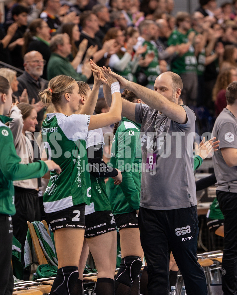 Handball I Frauen I Saison 2025-2026 I 1. HBF I 17. Spieltag I VFL Oldenburg - Thüringer HC I 0964 | Niels Bötel (VfL Oldenburg) mit Lisa Borutta (2, VfL Oldenburg) - Realisiert mit Pictrs.com
