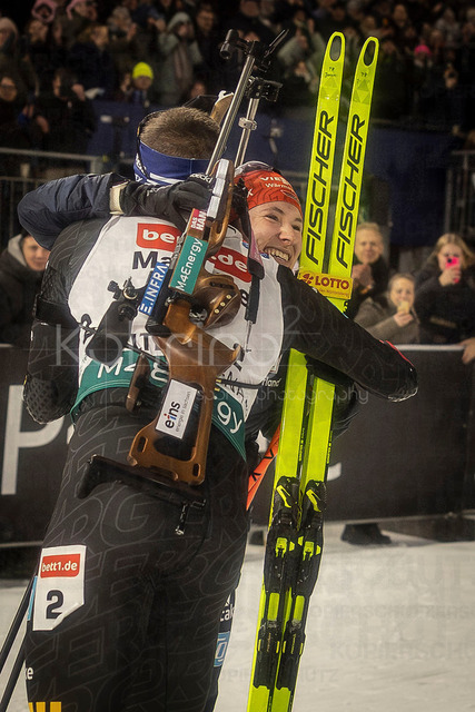 bett1.de WTC Biathlon auf Schalke, 28.12.2025 | Freude bei Janina Hettich-Walz (Team Deutschland 1) und Justus Strelow (Team Deutschland 1) bei der World Team Challenge (bett1.de WTC Biathlon auf Schalke) am 28.12.2025 in der Veltins-Arena in Gelsenkirchen (Deutschland). 