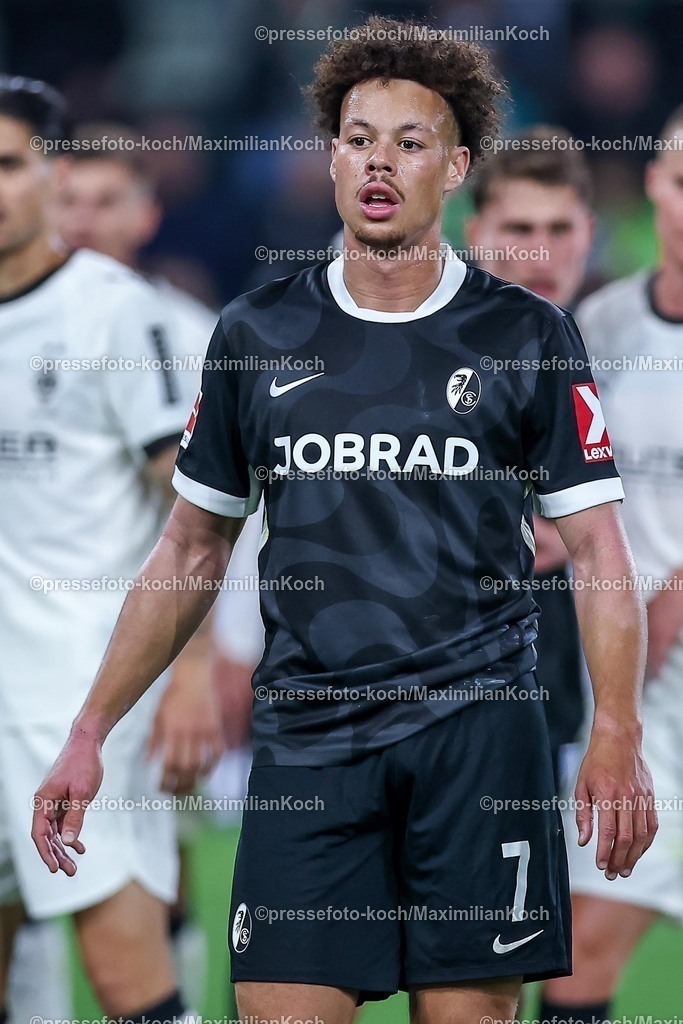 BMG05102502194 | 05.10.2025, Fußball, Borussia Mönchengladbach - SC Freiburg, 1. Fußball Bundesliga, Borussia-Park, Saison 2025 2026: Derry Scherhant&nbsp;(SC Freiburg #07) DFB regulations prohibit any use of photographs as image sequences and or quasi-video.