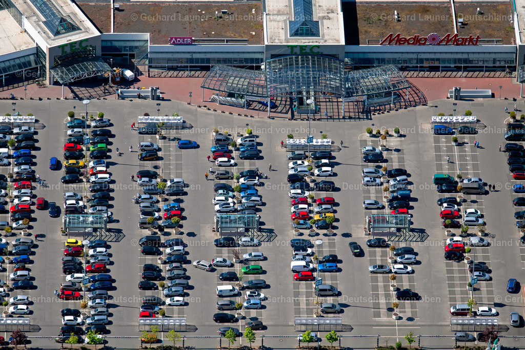 4026575 | ERFURT 07.05.2020 Parkplatz und Abstellfläche für Automobile - PKW am Einkaufszentrum " T.E.C. - Thüringer Einkaufscenter " in der Hermsdorfer Straße im Ortsteil Daberstedt in Erfurt im Bundesland Thüringen, Deutschland. Weiterführende Informationen bei: MEC METRO-ECE Centermanagement GmbH &amp; Co. KG. // Parking and storage space for automobiles at the shopping mall " T.E.C. - Thueringer Einkaufscenter " in the Hermsdorfer Strasse in the district Daberstedt in Erfurt in the state Thuringia, Germany. Further information at: MEC METRO-ECE Centermanagement GmbH &amp; Co. KG. Foto: Gerhard Launer