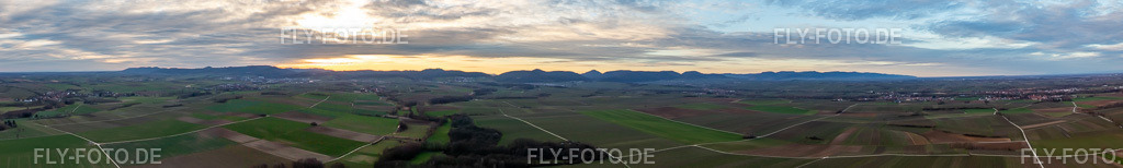 Panorama des Sonnenuntergang über der Landschaft des Pfälzerwalds vom Horbachtal aus | Luftbild: Panorama des Sonnenuntergang über der Landschaft des Pfälzerwalds vom Horbachtal aus im Ortsteil Ingenheim in Billigheim-Ingenheim im Bundesland Rheinland-Pfalz in Deutschland. Foto: IMG_126199-Pano.jpg vom 20.03.2021 durch ©2025 Werner Riehm fly-foto.de/copyright - Realisiert mit Pictrs.com