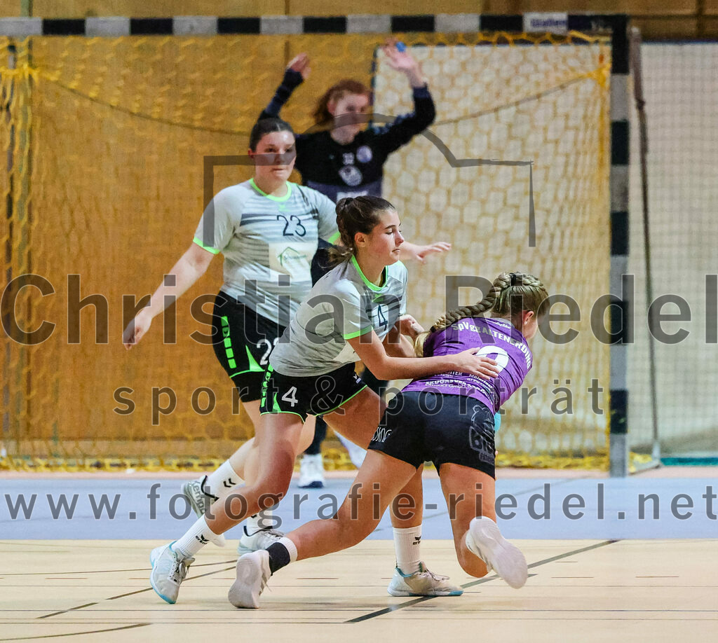 2023-11-11_040_SpVgg_Altenerding_gegen_TSV_Simbach_II | Erding, Deutschland, 11.11.2023:
Handball, Bezirksliga Frauen Altbayern 2023 / 2024, 5. Spieltag, SpVgg Altenerding II gegen TSV Simbach II, Endergebnis: 31:28

Susanne Webersberger (TSV Simbach, #23), Sina Brunnenkann (TSV Simbach, #4), Elisabeth Bauschmid (SpVgg Altenerding, #9)

Foto: Christian Riedel / fotografie-riedel.net