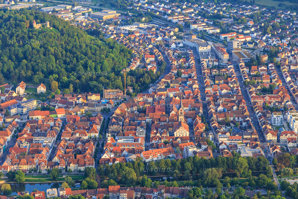 Luftbild: Altstadt jenseits des Mains unter der Ruine Honberg mit Evangelische Stadtkirche in Tuttlingen im Bundesland Baden-Württemberg in Deutschland. – Foto: IMG_102736.jpg vom 25.08.2017 durch Werner Riehm/FLY-FOTO.de – Auflösung des Originals: 5472 x 3648 px – Honberg | Stadt Tuttlingen – Evangelische Kirchengemeinde Tuttlingen