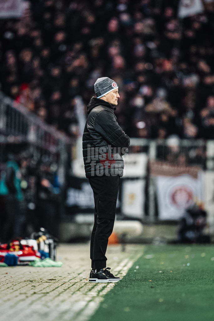 Fußball | Männer | Saison 2024/2025  | Fußball-Bundesliga | 16. Spieltag | FC St. Pauli vs. Eintracht Frankfurt | 11.01.2025 | Trainer Alexander Blessin (FC St. Pauli)