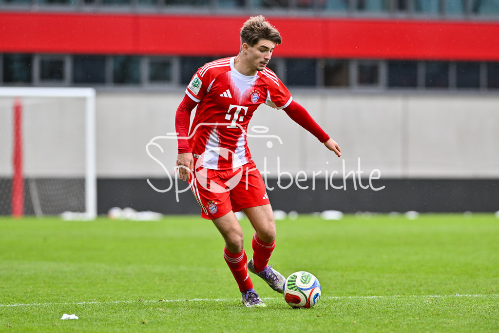FC Bayern München - Berliner Athletik Klub | MUNICH, GERMANY - 21. FEBRUARY: am BAll Raphael PAVLIC (FC Bayern München U19 5) / Einzelfoto / Freisteller während dem Spiel zwischen der U19 des FC Bayern München und der U19 des Berliner Athletik Klubs am 3. Spieltag der DFB-U19 Nachwuchsliga am FC Bayern Campus