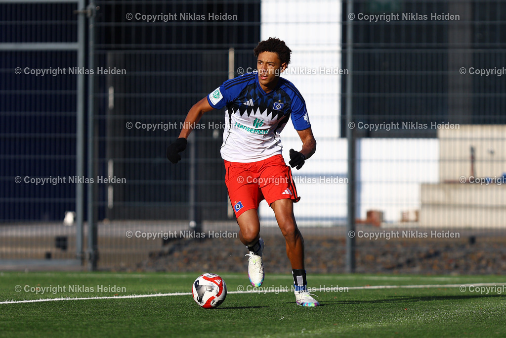 NH_HamburgerSVU19_Hannover96U19_DFBNachwuchsliga_22112025 | #19 Jason Bissi-Mouelle (Hamburger SV U19)Fußball I Junioren I U19 DFB-Nachwuchsliga Vorrunde Gruppe A I Saison 2025-2026 I 12. Spieltag I Hamburger SV U19 - Hannover 96 U19 I 22.11.2025 I Trainingsplatz Volksparkstadion