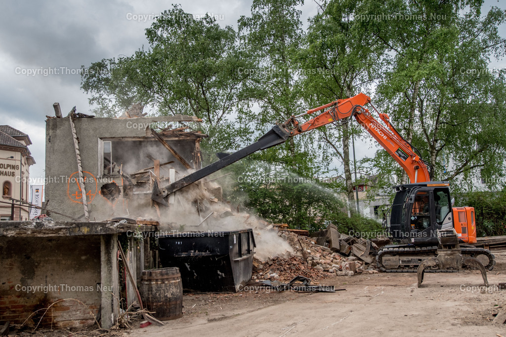 DSC_1195 | Bensheim, Sparkassenneubau, Abriss der alten Lagerhallen, Neckarstrasse, ,, Bild: Thomas Neu