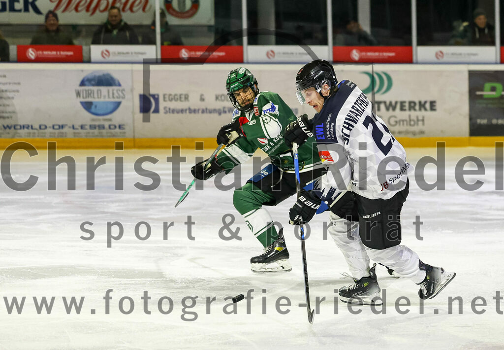 2024-01-26_094_TSV_Erding_gegen_HC_Landsberg | Erding, Deutschland, 26.01.2024:
Eishockey, Bayernliga Vorrunde 2023 / 2024, 28. Spieltag, TSV Erding gegen HC Landsberg, Endergebnis: 6:2

Daniel Krzizok (Erding Gladiators, #18), Jonas Schwarzfischer (HC Landsberg, #21)

Foto: Christian Riedel / fotografie-riedel.net