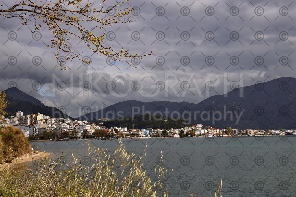 Die Skyline von Igoumenitsa | Die Küstenlinie der Hafenstadt Igoumenitsa im Nordwesten Griechenlands. Igoumenitsa beheimatet rund 26.000 Einwohner und gehört dem Regionalbezirk Thesprotia, der Region Epirus an. Mit der deutschen Stadt Velbert unterhält Igoumenitsa eine Städtepartnerschaft. Das Bild eignet sich als Wandbild oder als Kalenderbild. Stellen Sie sich doch einfach einen individuellen Kalender aus verschiedenen Bildmotiven zusammen.