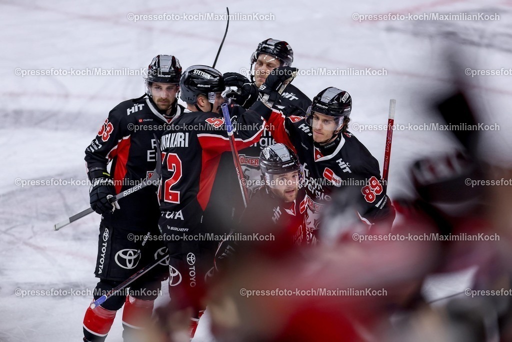 KEC16022501066 | 16.02.2025, Eishockey, DEL, Kölner Haie - Düsseldorfer EG, Lanxess-Arena Köln: Torjubel nach dem 3:2 durch Josh Currie (Kölner Haie #18)