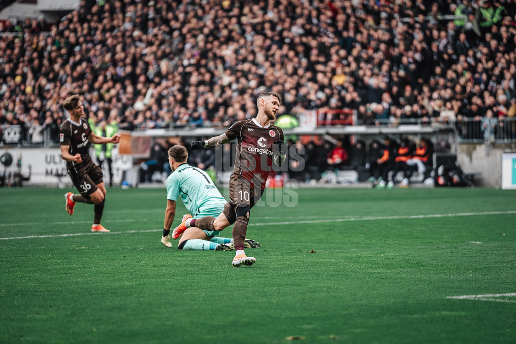 Fußball | Männer | Saison 2023/2024 | 2. Fußball-Bundesliga | 27. Spieltag | FC St. Pauli vs. SC Paderborn 07 | 31.03.2024 | Marcel Hartel (#10, FC St. Pauli) schießt das Tor zum 1:0