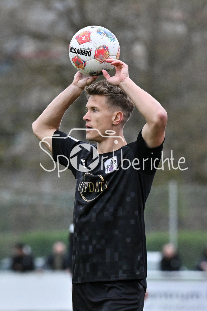 VfB Eichstätt - TSV Schwaben Augsburg | EICHSTÄTT, GERMANY - 14. APRIL: beim Einwurf Matthias OSTRZOLEK (TSV Schwaben Augsburg 6) / Einzelfoto / Freisteller während dem Match zwischen dem VfB Eichstätt und dem TSV Schwaben Augsburg am 19. Spieltag der Regionalliga Bayern im Hirsch Sportpark