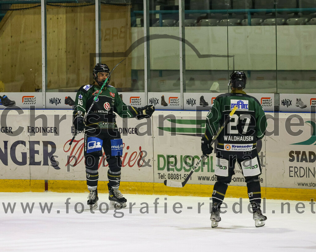 2023-02-10_073_TSV_Erding_gegen_ERSC_Amberg | Erding, Deutschland, 10.02.2023:
Eishockey, Bayernliga Meisterrunde Gruppe B 2022 / 2023, 3. Spieltag, TSV Erding gegen ERSC Amberg, Endergebnis: 6:3

Daniel Krzizok (Erding Gladiators, #18), Mark Waldhausen (Erding Gladiators, #27)

Foto: Christian Riedel / fotografie-riedel.net