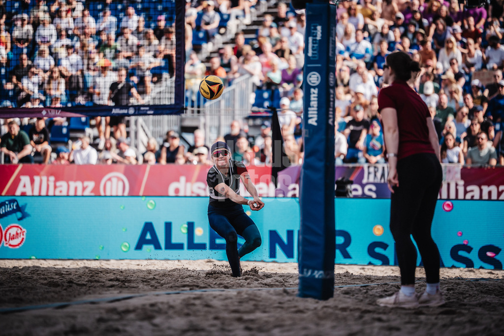 Beachvolleyball | Frauen | Deutsche Meisterschaften 2025 Timmendorfer Strand | 05.09.2025 | Melanie Gernert spielt den Ball