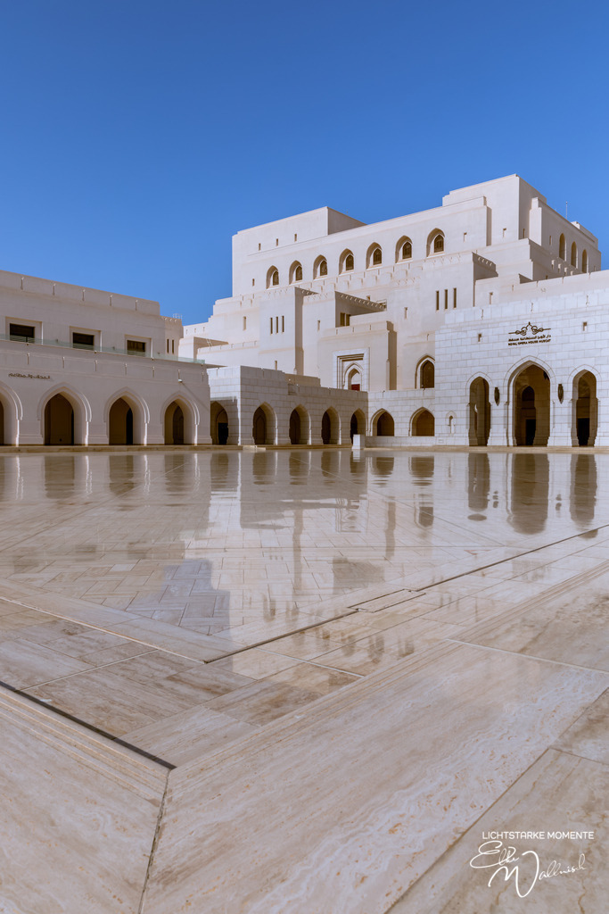 Royal Opera House, Muskat | Herzlich willkommen auf meiner Seite! Ich bin Elke Wallnisch, Deine Fotografin für lichtstarke Momente. Der Name steht für alles, was mich mit der Fotografie verbindet: Das Licht und seine machtvolle Wirkung auf eine Situation oder unsere Stimmung - Realisiert mit Pictrs.com
