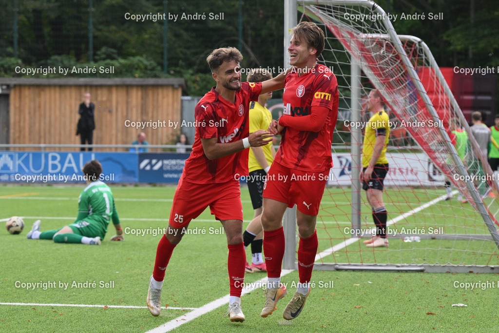 FC Kilia Kiel vs SV Eichede | Drilon Trepca (Kilia #25) bejubelt mit dem Torschützen Jannis Voß (Kilia #6) dessen Treffer zum 2:0 / Fußball-Oberliga Männer 2026/2027 / FC Kilia Kiel vs SV Eichede / Kilia Sportplatz / Kiel / 12.09.26 - Realisiert mit Pictrs.com