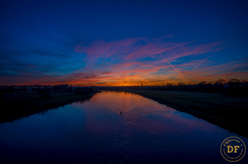 Sonnenuntergang über der Elbe | Geschenke, Wandbilder und Accessoires mit Motiven aus Dresden und anderen schönen Orten zur Verschönerung Deines zu Hauses und zum verschenken gewünscht? Wähle Deine Lieblingsbild auf dem Produkt Deiner Wahl. 