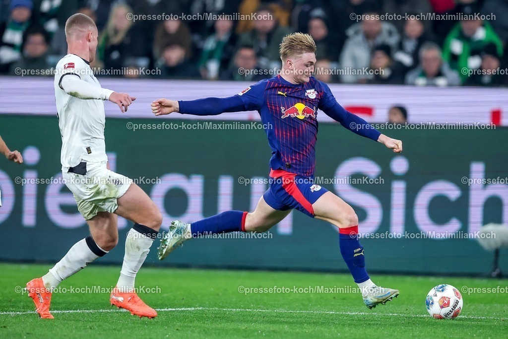 BMG28112501068 | 28.11.2025, Fußball, Borussia Mönchengladbach - RB Leipzig, 1. Fußball Bundesliga, 12.Spieltag, Borussia-Park, Saison 2025 2026: Conrad Harder (RB Leipzig #11) im Zweikampf gegen  Nico Elvedi (Borussia Mönchengladbach #30) DFB regulations prohibit any use of photographs as image sequences and or quasi-video.
