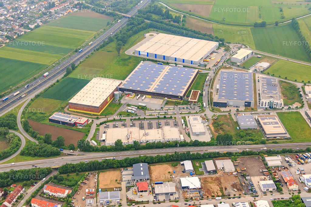 Luftbild: Verteilzentrum Alnatura, Müller - Die lila Logistik SE und Caterpillar GmbH Logistik Center an der A67 von Osten in Lorsch im Bundesland Hessen in Deutschland.Foto: IMG_089260.jpg vom 25.05.2016 durch Werner Riehm/FLY-FOTO.deAlnatura: Bio-Lebensmittel aus dem Super Natur MarktMüller - Die lila Logistik SE
