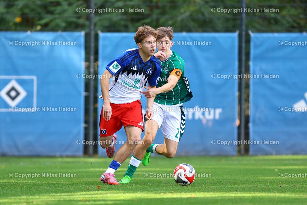 NH_HamburgerSVU19_SVWerderBremenU19_DFBNachwuchsliga_18102025 | #11 Finn Jan Erik Barkowsky (Hamburger SV U19), #2 Luca Höcker (SV Werder Bremen U19)Fußball I Junioren I U19 DFB-Nachwuchsliga Vorrunde Gruppe A I Saison 2025-2026 I 8. Spieltag I Hamburger SV U19 - SV Werder Bremen U19 I 18.10.2025 I Trainingsplatz Volksparkstadion