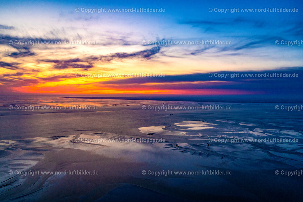 Hoheweg_Leuchtturm_Sonnenaufgang_ELS_5341190523 | BUTJADINGEN 19.05.2023 Strukturen- Landschaft mit Prielenbildung in der Wattenmeer der Nordsee in Butjadingen im Bundesland Niedersachsen, Deutschland. // Formation of tides in the Wadden Sea landscape of North Sea in Butjadingen in the state Lower Saxony, Germany. Foto: Martin Elsen