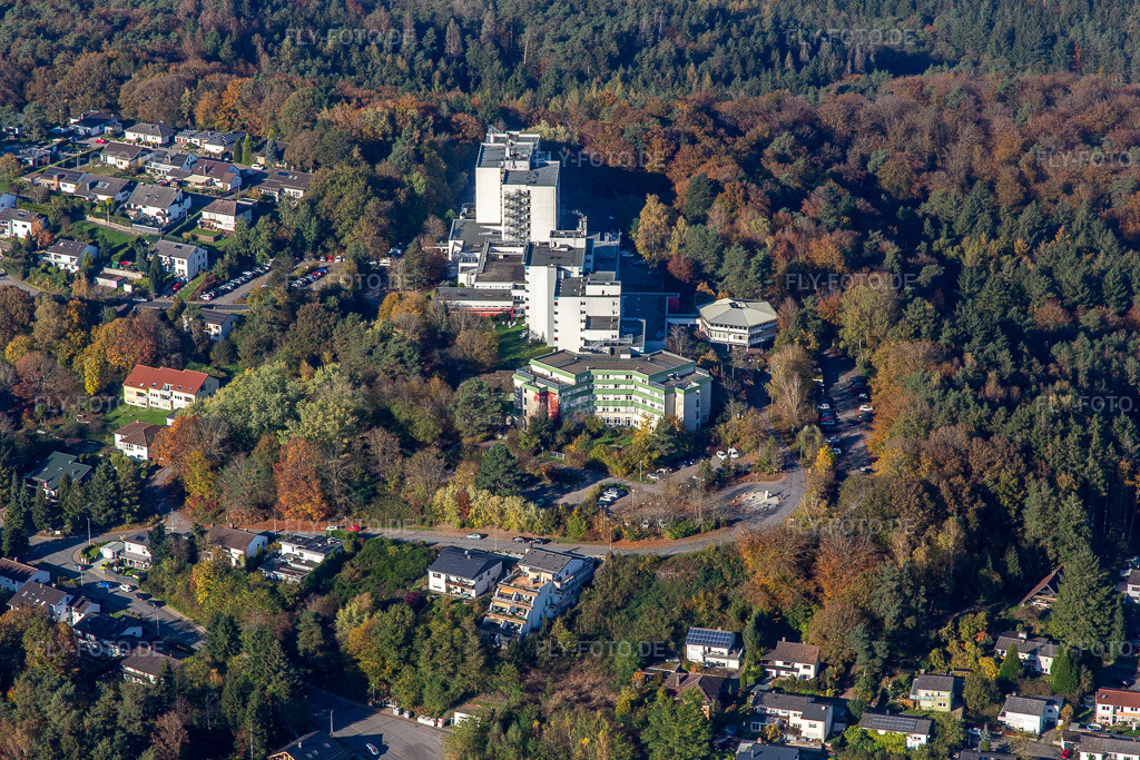 Luftbild: MEDICLIN Bliestal Kliniken und MEDICLIN Seniorenresidenz Auf dem Bellem im Ortsteil Lautzkirchen in Blieskastel im Bundesland Saarland in Deutschland.Foto: IMG_144010.jpg vom 27.10.2024 durch Werner Riehm/FLY-FOTO.deReha-Klinik Kardiologie, Orthopädie, Psychosomatik&nbsp;| MEDICLIN Bliestal KlinikenLiebevolle Betreuung und aktivierende Pflege&nbsp;| MEDICLIN Seniorenresidenz Auf dem Bellem
