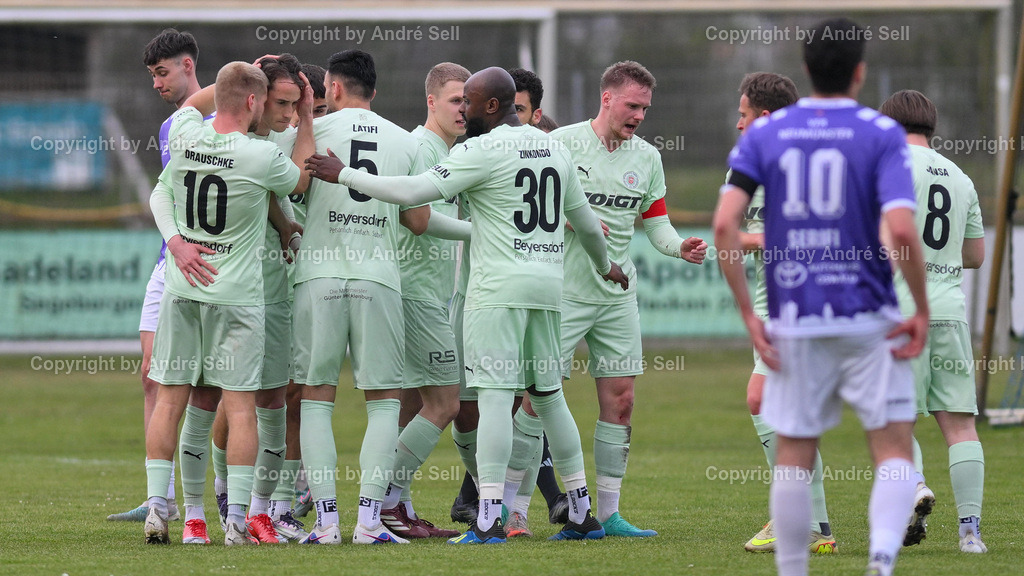 VfR Neumünster (lila) vs PSV Neumünster (grün) | Jubel beim PSV über das 1-1 per 11m durch Jesper Tiedemann (PSV #11 3.v.l.) / Fußball-Oberliga Männer 2025/2026 / VfR Neumünster (lila) vs PSV Neumünster (grün) / Grümmi-Arena / Neumünster / 15.04.26 - Realisiert mit Pictrs.com