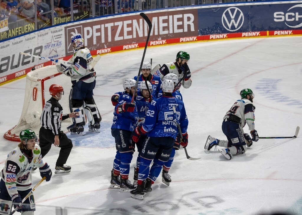 DEL, Deutsche Eishockey Liga Saison 2025/26, Playoff-Finale, Spiel 1: Adler Mannheim gegen Eisbären Berlin | DEL, Deutsche Eishockey Liga Saison 2025/26, Playoff-Finale, Spiel 1: Adler Mannheim gegen Eisbären Berlin***Die Adler nach dem 2:5-Anschlusstreffer durch Alex Ehl - Realisiert mit Pictrs.com