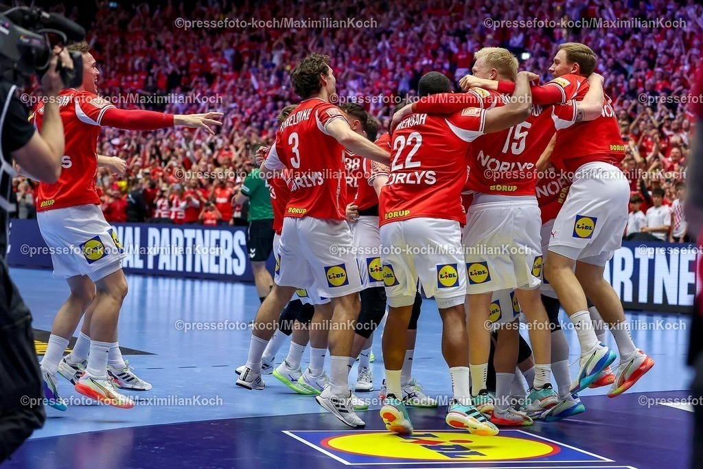 EHF01022602128 | 01.02.2026, Handball, Men's EHF EURO 2026, Deutschland - Dänemark, Jyske Bank Boxen in Herning, Final: Dänemark ist Europameister. Die Mannschaft feiert den Sieg jubelnd auf dem Spielfeld.  xxxxxxxxxxxxx
