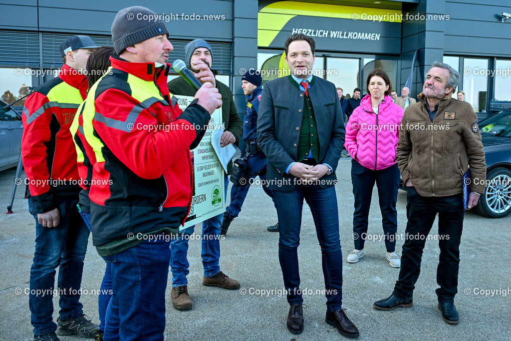 Bauernprotest_ Poendorf_ Lasco_ 08.03.2024-77 | 08.03.2024, Poendorf, AUT, Bauernprotest, im Bild Bauernprotest, Bauern, Landwirte, Traktoren, Fa. Lasco, Demo, Kundgebung

BM Norbert Totschnig(VP, Land- und Forstwirtschaft, Regionen und Wasserwirtschaft)

Siegfried Salchenegger, Martina Mittermayr, Simon Holzmueller, Johann Konrad - alle AGOE

Agrar Gemeinschaft fuer Oesterreich 