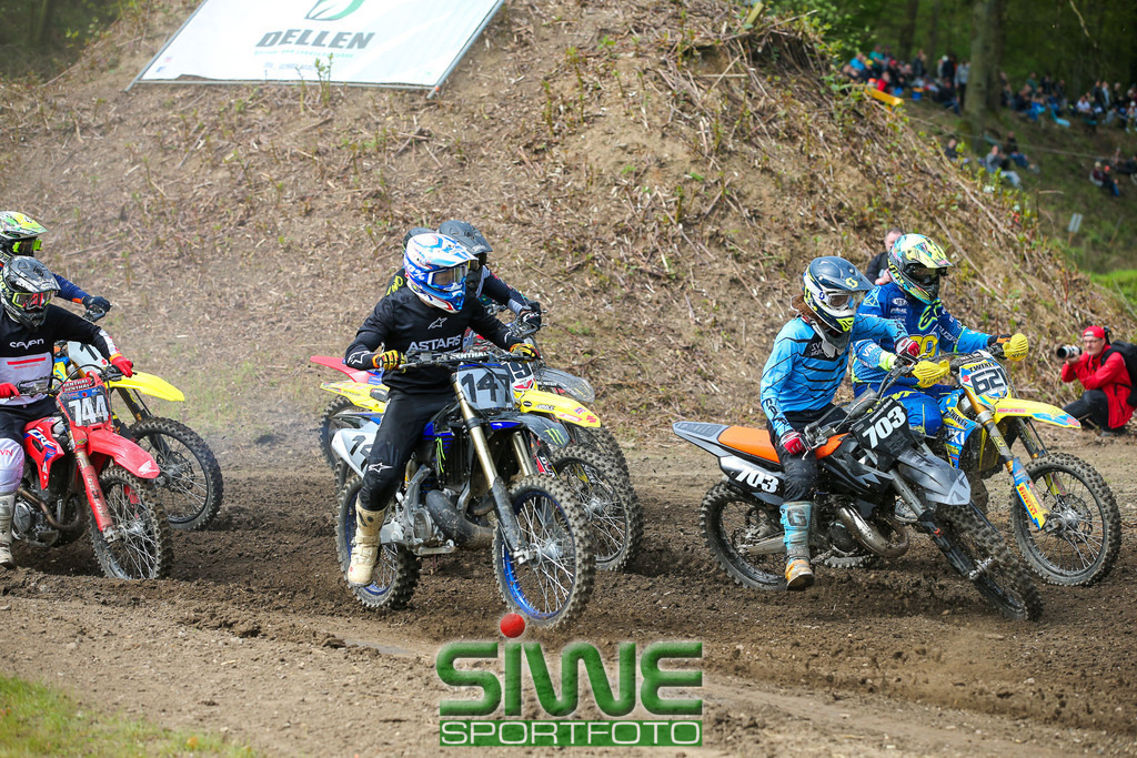 Motocross 1. Mai | Top-Sport beim 70. Motocross am Eyller Berg - Sidecar-Weltmeister am Start

Das 70. Motocross auf dem Eyller-Berg-Kurs bot den Motorsportfans zum Jubiläum ein hochkarätiges Sportprogramm. Der Motorclub Kamp-Lintfort hatte mit 3 Klassen ein volles Programm für den 1. Mai auf dem Plan. Die Rennen zur Europa offenen Deutschen Meisterschaft gab es gleich im im Doppelpack.
Als sportliches Highlight werden bei den Sidecars, wie die Seitenwagen international heißen, die besten deutschen Gespanne gegen internationale Topteams antreten.
In der Solodisziplin stehen die "Big Boys" der Open-DM am Start. - Realisiert mit Pictrs.com