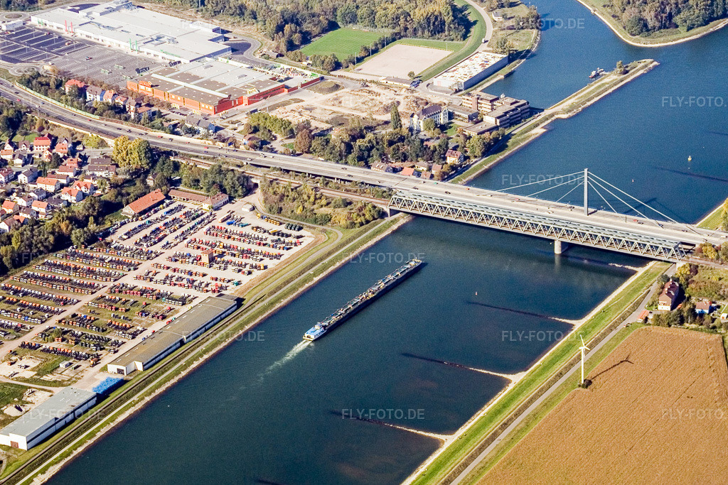 Luftbild: Fluß - Brückenbauwerke der Bundesstraße 10 und der Regionalbahn über den Rhein zwischen Karlsruhe Maxau und Wörth am Rhein im Ortsteil Maximiliansau in Wörth im Bundesland Rheinland-Pfalz in Deutschland. Foto: IMG_8719.jpg vom 14.10.2007 durch Werner Riehm/FLY-FOTO.de