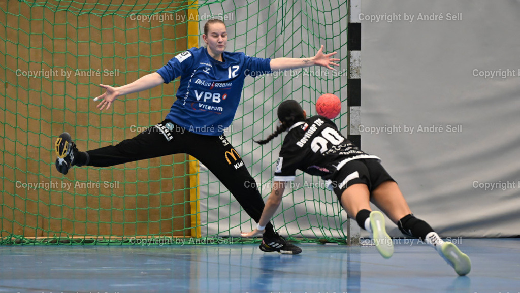 TSV Altenholz vs Berliner TSC | Julia Weidmann (TSVA #12) / Sara Chouchi (BTSC #20) - Handball 3. Liga Nord Frauen 2024/2025 / TSV Altenholz vs Berliner TSC / Edgar-Meschkat-Halle / Altenholz / 02.11.24 - Realisiert mit Pictrs.com