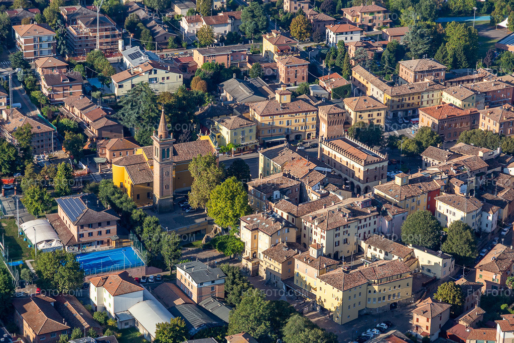 Aerial view: St. Celestine I (Pope) Parish in Castelnuovo Rangone in the state Modena, Italy. – Photo: IMG_134906.jpg taken on 09/20/2022 by Werner Riehm/FLY-FOTO.com – Resolution of the original: 5262 x 3508 px
