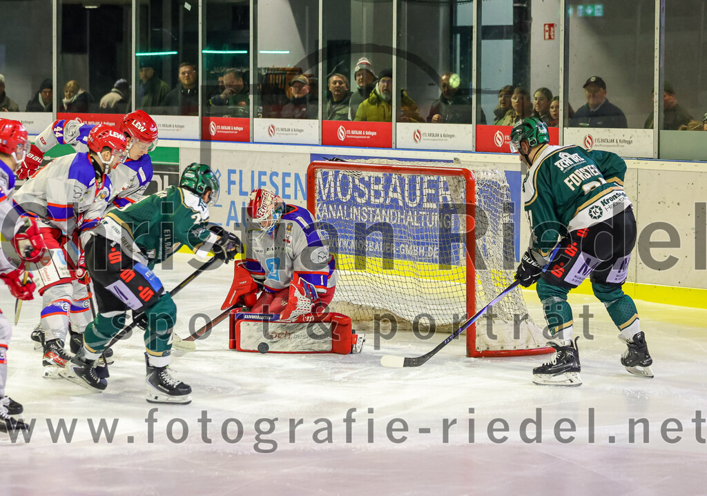 2026-02-15_092_TSV_Erding_gegen_EC_Peiting | Erding, Deutschland, 15.02.2026:Eishockey, Oberliga Süd 2025 / 2026, 47. Spieltag, TSV Erding gegen EC Peiting, Endergebnis: 4:5Erik Modlmayr (Erding Gladiators, #21), Torwart Tommi Steffen (EC Peiting, #1), Maximilian Forster (Erding Gladiators, #81)Foto: Christian Riedel / fotografie-riedel.net