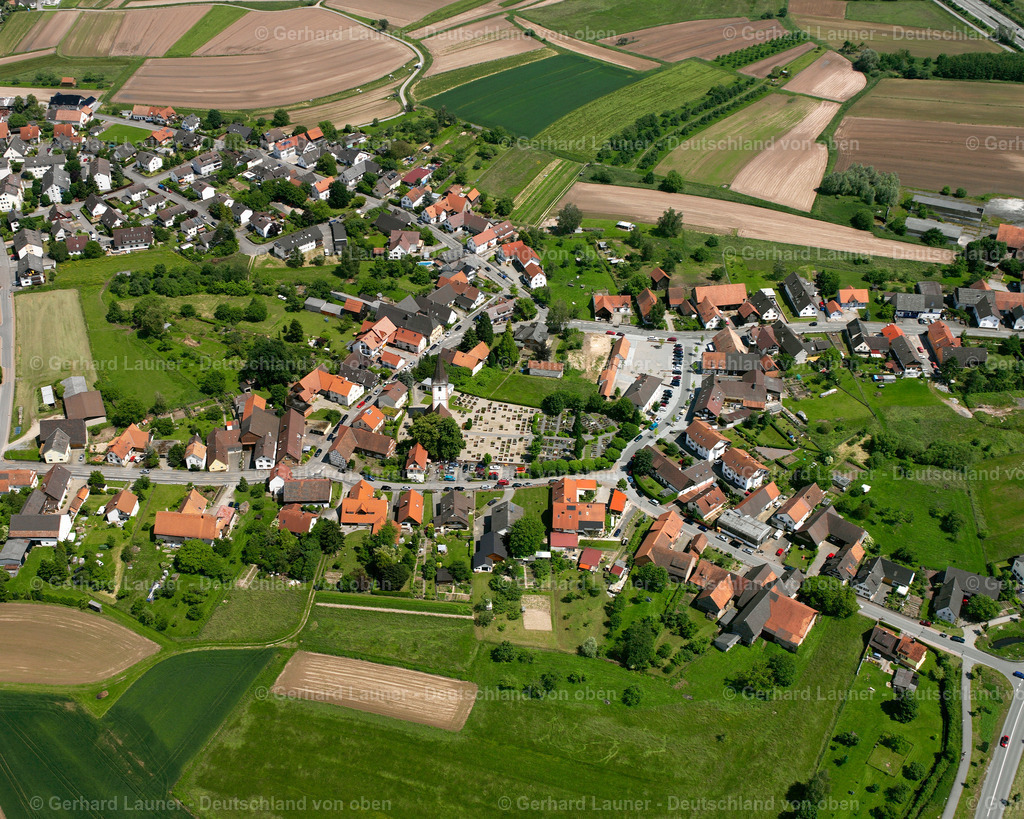 2626414 | Sand, WILLSTäTT 09.06.2006 Landwirtschaftliche Nutzflächen und Feldgrenzen  umsäumen das Siedlungsgebiet des Dorfes in Willstätt im Bundesland Baden-Württemberg, Deutschland // Agricultural land and field boundaries surround the settlement area of the village  in Willstätt in the state Baden-Wuerttemberg, Germany Foto: Gerhard Launer