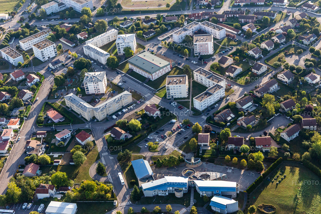 Aerial view: Ecole Primaire Stanislas Lesczynski in Contrexéville in the state Vosges, France. – Photo: IMG_118445.jpg taken on 09/16/2019 by Werner Riehm/FLY-FOTO.com – Resolution of the original: 5472 x 3648 px