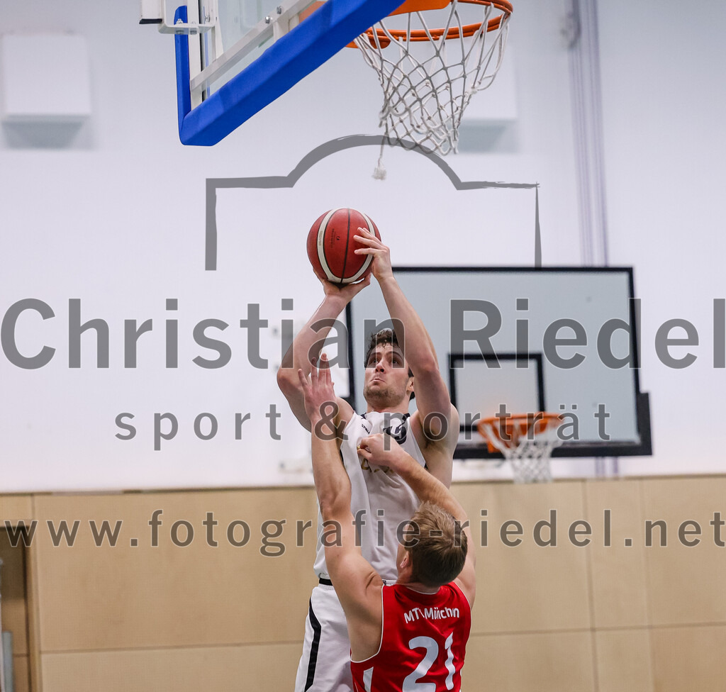 2025-12-06_045_TSV_Vaterstetten_gegen_MTV_1879_Muenchen | Vaterstetten, Deutschland, 06.12.2025:Basketball, 2. Regionalliga Süd 2025 / 2026, 9. Spieltag, TSV Vaterstetten gegen MTV 1879 München, Endergebnis: 58:83Leon Gottlöber (TSV Vaterstetten, #15), Peter Hendron (MTV 1879 München, #21)Foto: Christian Riedel / fotografie-riedel.net