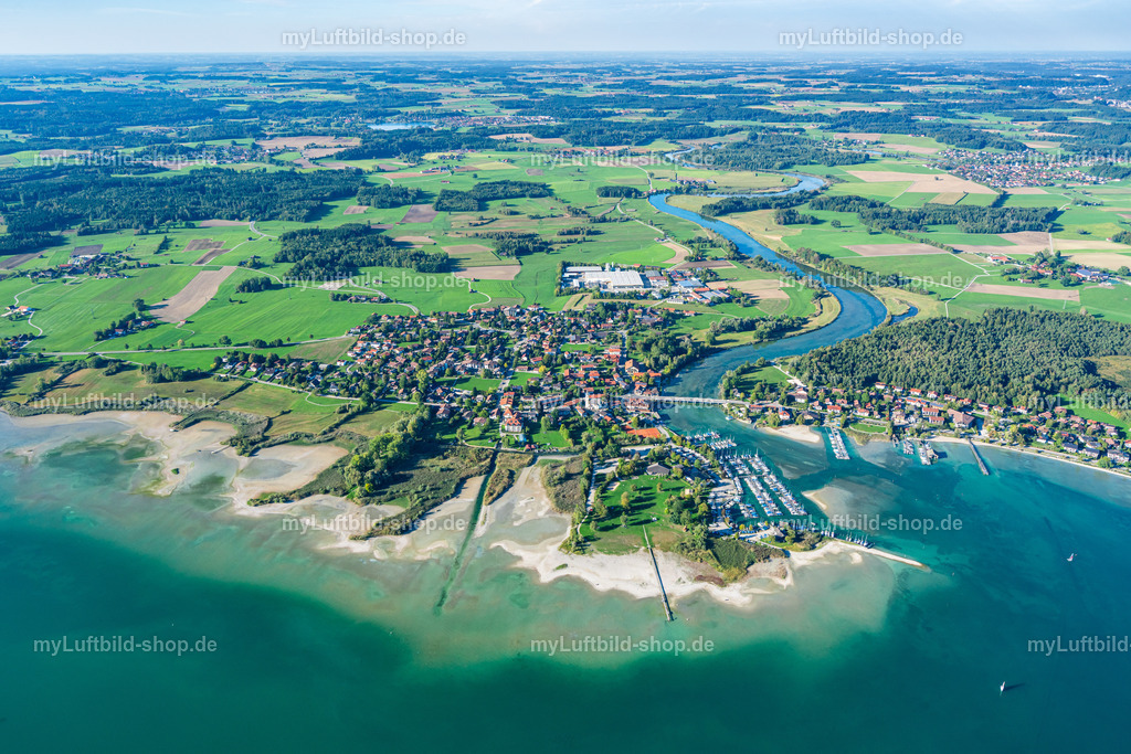 luftbild-seebruck-alzbrücke-bruno-kapeller-9 | Seebruck am Nordufer des Chiemsees: helle Sandbänke, Yachthafen und die Alz, die sich durch den Chiemgau schlängelt. Aufgenommen am 25.09.2026. | Copyright: © Bruno Kapeller - Realisiert mit Pictrs.com