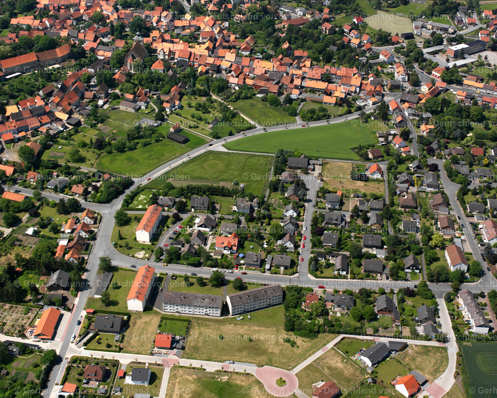 2638169 | HORNBURG 09.06.2006 Wohngebiet der Mehrfamilienhaussiedlung  in Hornburg im Bundesland Niedersachsen, Deutschland // Residential area of the multi-family house settlement  in Hornburg in the state Lower Saxony, Germany Foto: Gerhard Launer