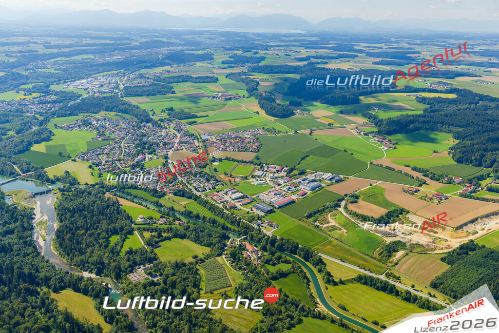 Luftaufnahme der Stadt Tacherting - Die Luftaufnahme wurde 2025 vom UL-Flugzeug heraus erstellt ( keine Drohne ) - Hochauflösende Luftaufnahme - für professionelle Ausdrucke geeignet. Die Geschenkidee !Mit Lizenz und Bildrechte bestellbar